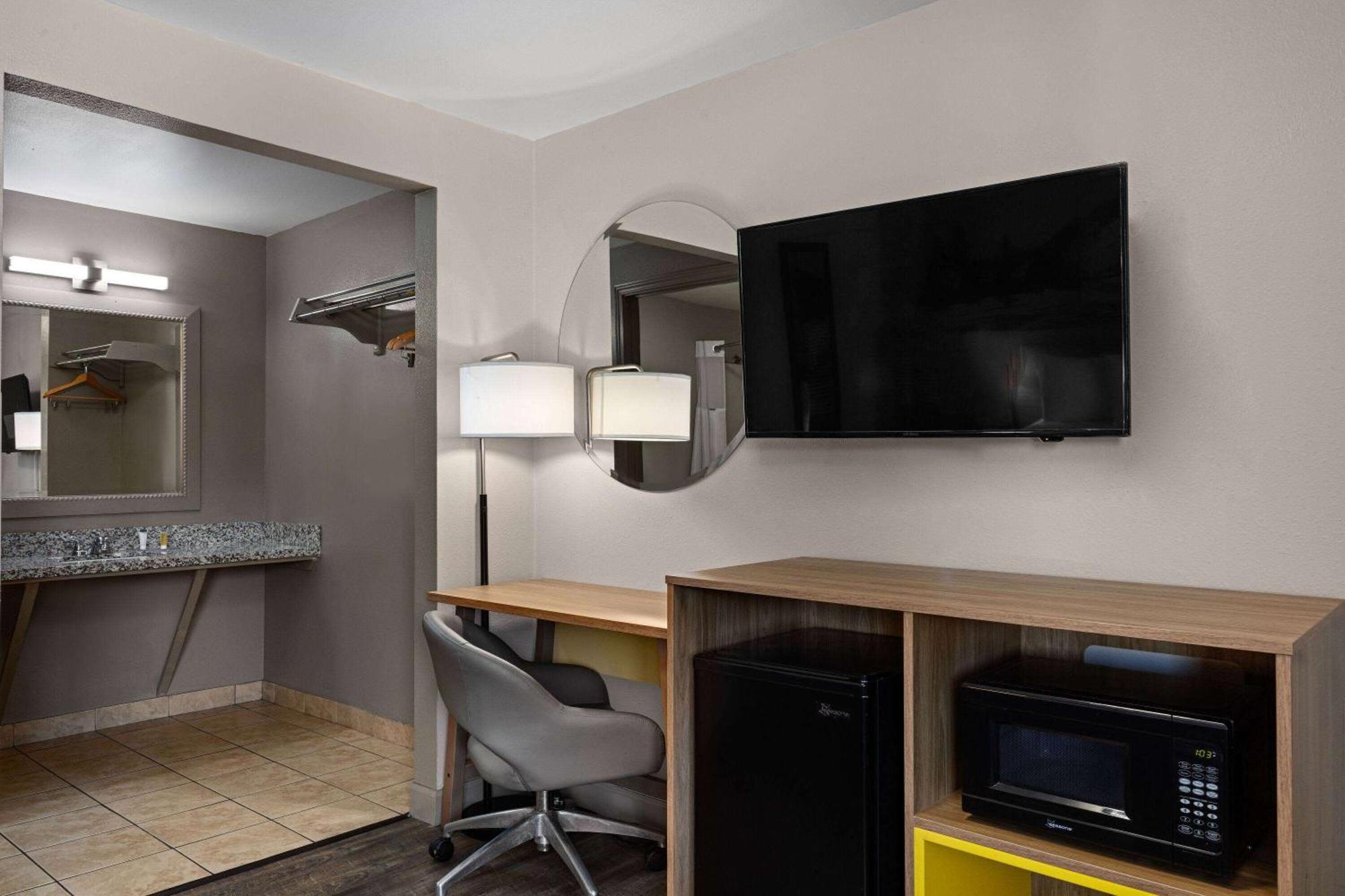 Days Inn By Wyndham Lakewood South Tacoma Dış mekan fotoğraf