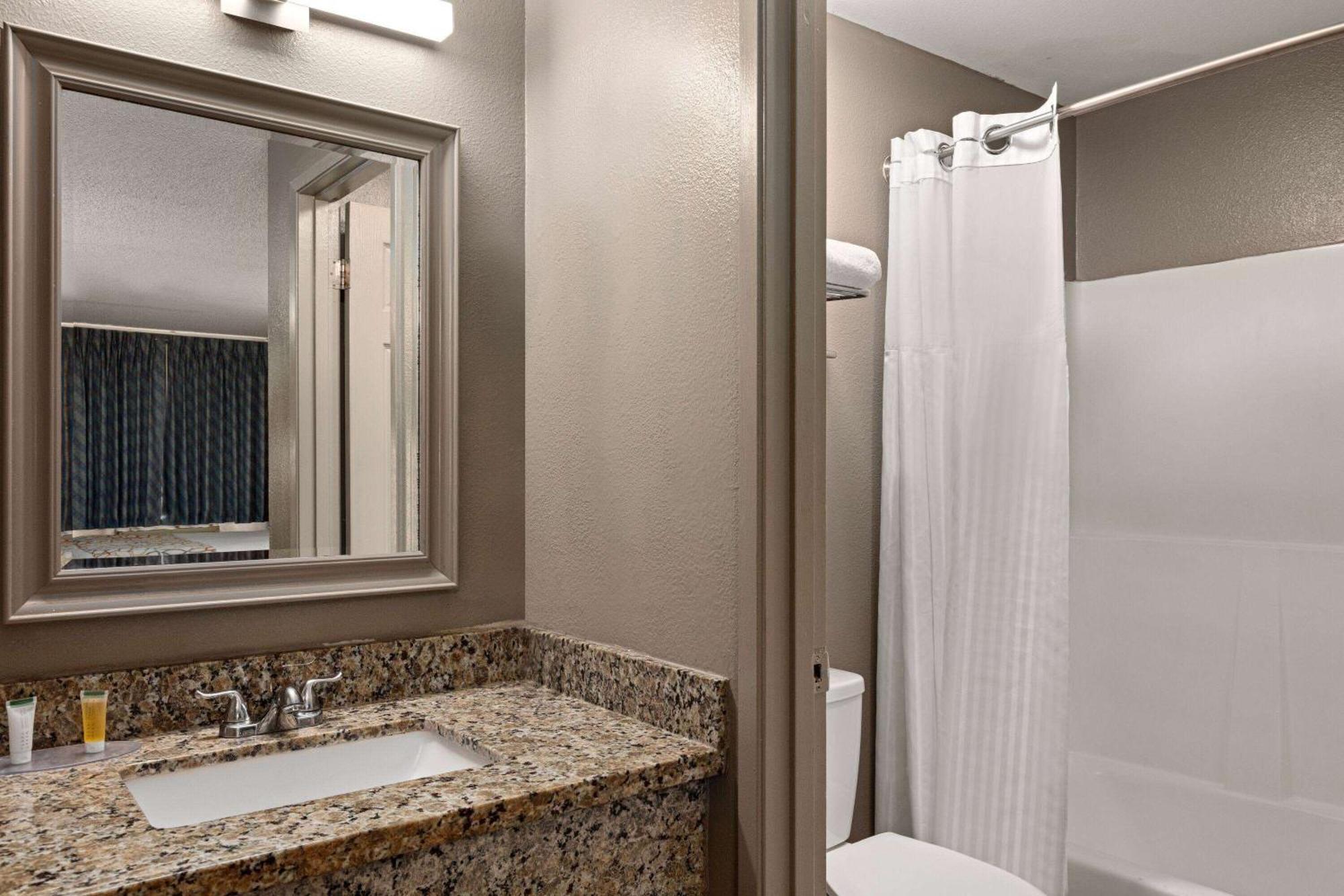Days Inn By Wyndham Lakewood South Tacoma Dış mekan fotoğraf